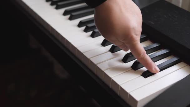 Elektroniskt piano. Fingrarna trycker på pianotangenterna. Musiklektion. — Stockvideo