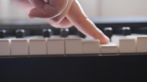 Elektronisches Klavier. Finger drücken auf die Klaviertasten. Musikstunde. — Stockvideo