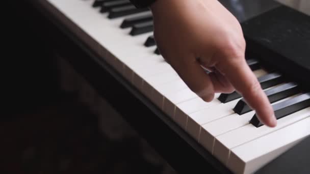 電子ピアノ。指がピアノキーを押す。音楽の授業. — ストック動画
