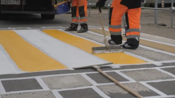 Mtsensk, région d'Oryol, Fédération de Russie-29 mai 2020-éditorial - marquage routier. Application de peinture sur asphalte à partir d'un seau, distribution de peinture routière sur la surface. Crossovers Mapc — Video