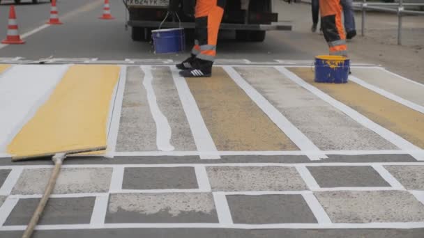 Mtsensk, région d'Oryol, Fédération de Russie-29 mai 2020-éditorial - marquage routier. Application de peinture sur asphalte à partir d'un seau, distribution de peinture routière sur la surface. Crossovers Mapc — Video