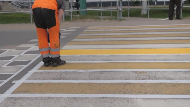 Mtsensk, Oryol bölgesi, Rusya Federasyonu-Mayıs 29, 2020 editoryal yol işaretleri. Kovadan asfalta boya sürme, yüzeyde yol boyası dağılımı. Mapc geçitleri — Stok video