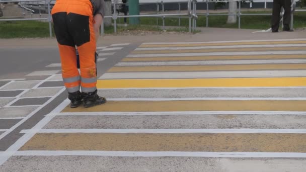 Mtsensk, Oryol region, Russian Federation-May 29, 2020-editorial - Road markings. Нанесение краски на асфальт из ведра, распределение дорожной краски по поверхности. Кроссоверы Mapc — стоковое видео