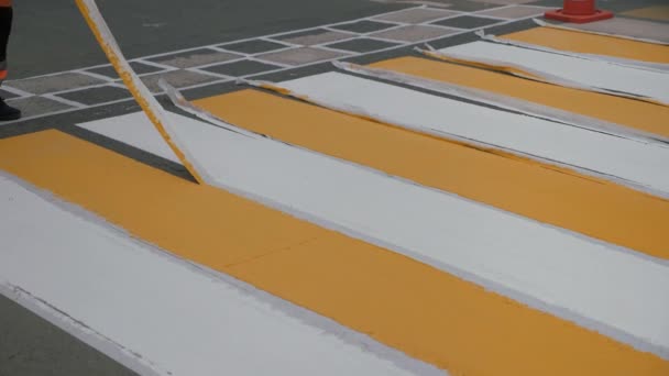 Mtsensk, Región de Oryol, Federación Rusa-29 de mayo de 2020-editorial - Marcas de tráfico. Retirar la cinta adhesiva después de la aplicación de pintura. Cruces Mapc — Vídeos de Stock