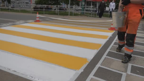 Mtsensk, région d'Oryol, Fédération de Russie-29 mai 2020-éditorial - marquage routier. Silhouettes floues de personnes portant des masques protecteurs pendant la pandémie. Crossovers Mapc — Video