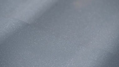 Çatıyı bükerek metal fayansa kendi kendine vida takıyor. Kapatın. Çatı montajı. Çatıdaki malzemeler tamir ediliyor..