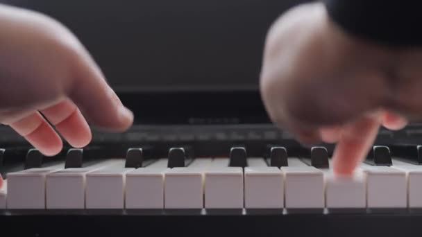 Elektronische piano. Vingers drukken op de pianotoetsen. Muziekles. — Stockvideo