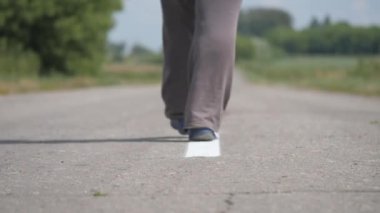 Asfalt yol. Yol işaretleme çizgisi boyunca hareket.