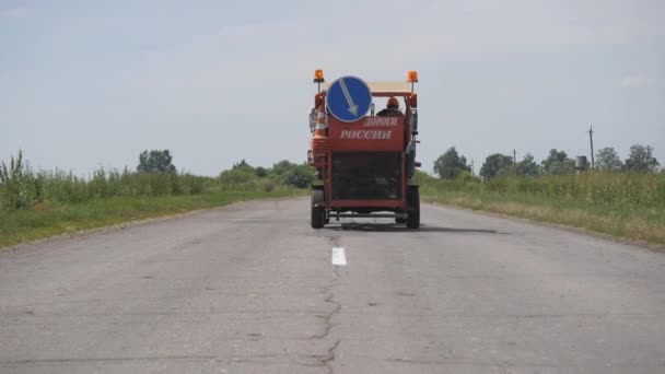 道路工事だ。舗装のマーキング。ロシアの道路. — ストック動画