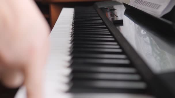 Piano elettronico. Le dita premono i tasti del pianoforte. Mani per bambini sulla tastiera del pianoforte. — Video Stock