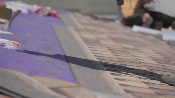 Çatı işi. Özel bir evin çatısına yumuşak bir çatı sermek.. — Stok video