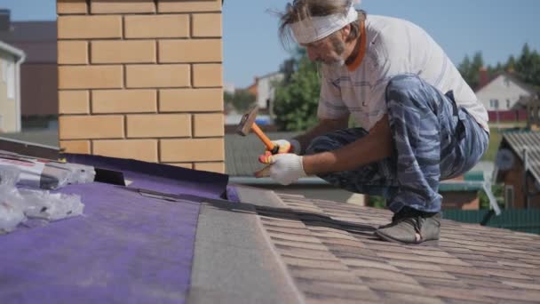 Tetőfedés. Puha tetőt fektetni egy magánház tetejére.. — Stock videók