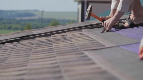 Lavori di copertura. Posa di un tetto morbido sul tetto di una casa privata. — Video Stock