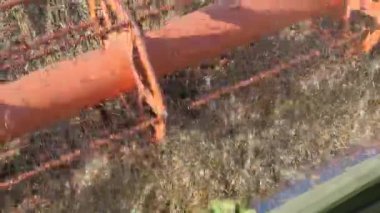 Mevsimlik tahıl hasadı. Hasat makinesini sahada birleştirin. Bulutlu mavi gökyüzünün arka planında tarım makineleri var. Yüksek verimli çavdar tarlası. İşlemci, Biçici ile birlikte sahada. Mevsimlik hasat. Kapat..