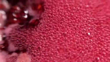 Ahududu şurubu. Kabarcık ve ahududulu pembe arkaplan.