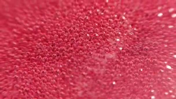 Hallonsirap. Rosa bakgrund med bubblande bubblor och hallon. — Stockvideo