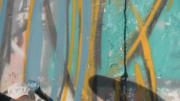 Peinture artistique de murs dans la rue. Graffitis. — Video