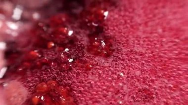 Ahududu şurubu. Kabarcık ve ahududulu pembe arkaplan.