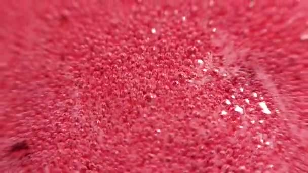 Jarabe de frambuesa. Fondo rosa con burbujas burbujeantes y frambuesas. — Vídeo de stock