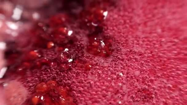 ラズベリーシロップ。泡とラズベリーのピンクの背景. — ストック動画