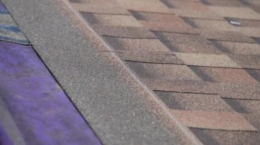 Çatı işi. Özel bir evin çatısına yumuşak bir çatı sermek..