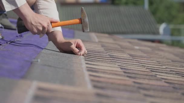 Travaux de toiture. Pose d'un toit mou sur le toit d'une maison privée. — Video