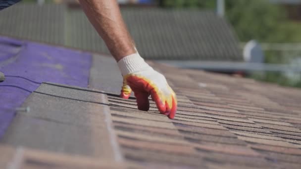 Praca na dachu. Układanie miękkiego dachu na dachu prywatnego domu. — Wideo stockowe