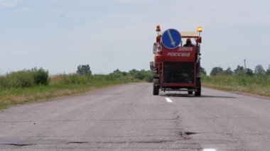 Yol çalışıyor. Asfalt izleri var. Rus Yolları.