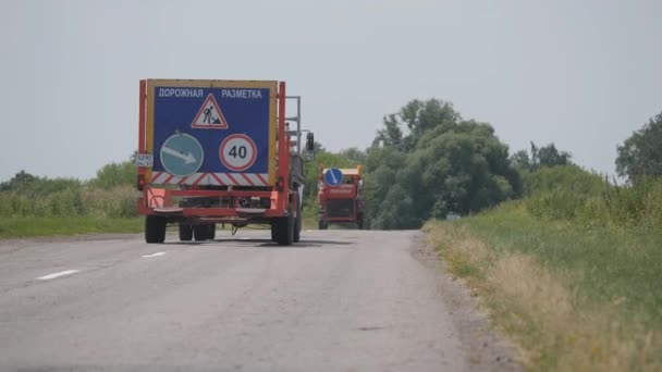 A estrada funciona. Marcação do pavimento. Estradas Russas. MARCAÇÃO POR VIA. — Vídeo de Stock