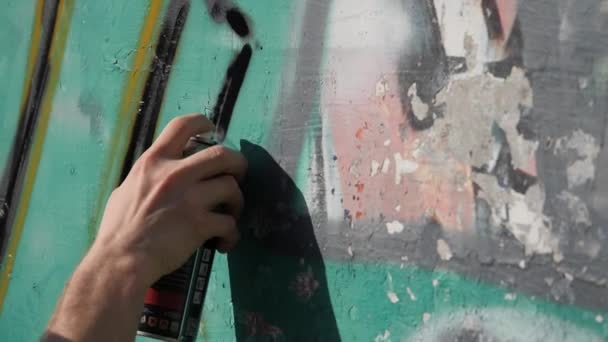 Artistic painting of walls on the street. Graffiti. — Stock Video
