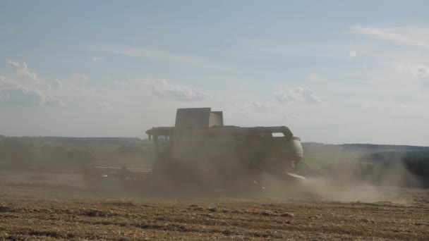 21 de julho de 2020 - Editorial - Mtsensk, região de Oryol, Rússia: Combine CLAAS LEXION 560 V750. Colheita sazonal de grãos. Combine colheitadeira no campo. — Vídeo de Stock