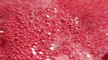 Ahududu şurubu. Kabarcık ve ahududulu pembe arkaplan.