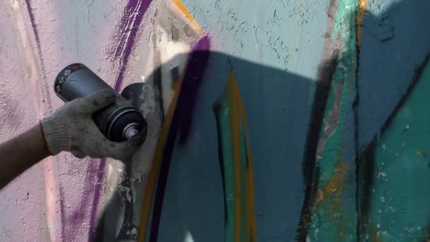 Artystyczne malowanie? cian na ulicy. Graffiti. — Wideo stockowe