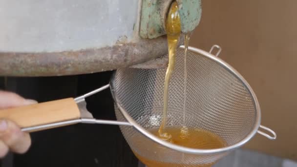 Μελισσοκόμος Γυρίζει Λαβή Του Εκχυλιστή Μελιού Και Ρέει Ένα Ρυάκι — Αρχείο Βίντεο