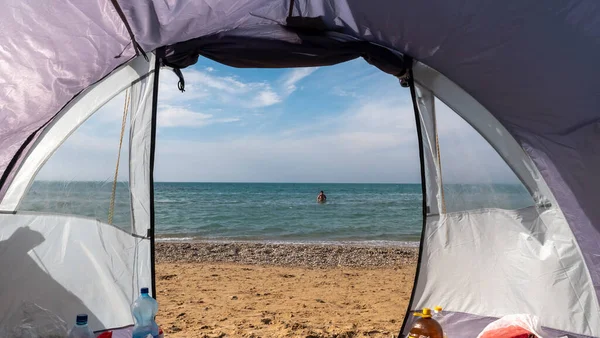 Vista Através Entrada Aberta Para Tenda Mar Praia Areia Acampar Fotografia De Stock