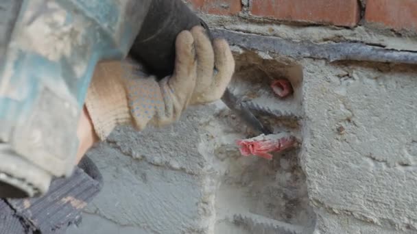 Будівельні роботи. Пунчер робить дірки в бетоні. — стокове відео