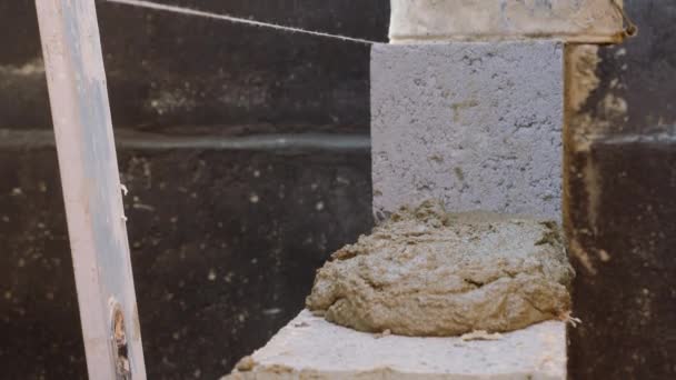 Bouwwerkzaamheden Cinder Blok Leggen Vrijmetselaars Het Niveau Van Metselwerk Met — Stockvideo