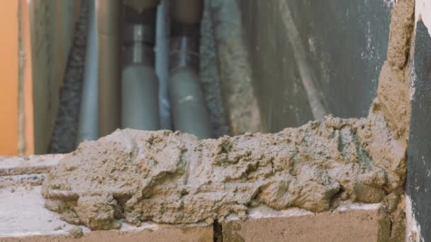 Trabajos de construcción. Colocación de bloques de cemento. Trabajo de los albañiles. — Vídeo de stock