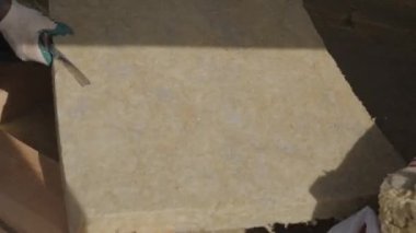 İnşaat işi. Yalıtım malzemesi kullanımı. Çok katmanlı termal yalıtım malzemesi. Mineral yünlü özel bir evin yalıtımı. Yerleşim teknolojisi kullanılarak izolasyon kurulumu.