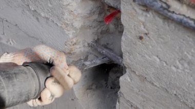 İnşaat işi. Yumrukçu betonda delikler açıyor. Shtroblenie beton tabanlı, yumruklu. Kürek şeklinde bir nozül kullanan elektrikli aletlerin parçalanması. Beton bir vakıfta havalandırma deliği açmak. Şok aletleri. Yapıcı gösterici