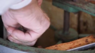 Bal peteğinden balın çıkarılması. Bal sökücü çerçevelerle dönüyor bal petekleri, bal pompalama. Bal peteğinden bal alıyorum, yakın plan. Güç odaklı bir operasyon. Belt sürücüsü. Çıkarıcı. Bal kazanıyorum. ProRes