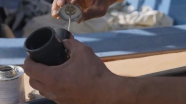 5 Ekim 2020 - başyazı - Mtsensk, Oryol bölgesi, Rusya: PVC boru hattı EFFAST. Plastik bir borunun ucuna yapıştırıcı sürüyorum. Soda arasında su boruları bağlanıyor. Boru kıvrımının kurulumu. Özel havuz suyu kurulumundan önce hazırlayıcı çalışma