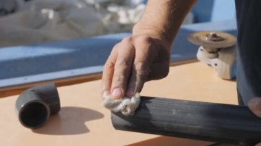 Plastik borunun uçlarını kaynatma prosedürü. Özel havuz suyu tedarik sistemi kurulmadan önce hazırlayıcı bir iş. Su için PVC plastik borunun bir bölümünün kurulumu. Boru hattının bağlantı parçaları.