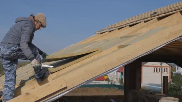 Montáž Izolace Pro Izolaci Střechy Použití Minerální Vlny Položení Vícevrstvého — Stock video
