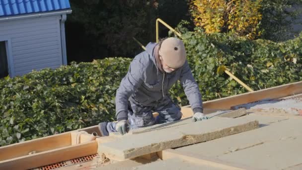 Installation of insulation for insulation of the roof. Use of mineral wool. Laying of multi-layer thermal insulation material. Insulation of a private house with mineral wool. Installation of insulation using offset technology. Roofing work. — Stock Footage Installation Insulation Insulation Roof Use Mineral Wool Laying Multi Layer Stock Video