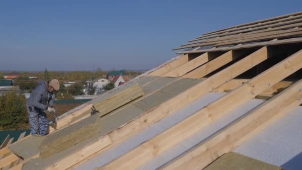 Installatie Van Isolatie Voor Isolatie Van Het Dak Gebruik Van — Stockvideo