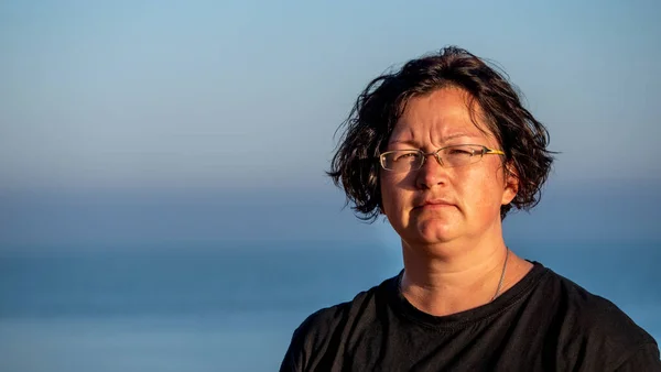 Porträt Einer Frau Gegen Das Meer Dunkelhaariges Mädchen Schwarzem Shirt — Stockfoto