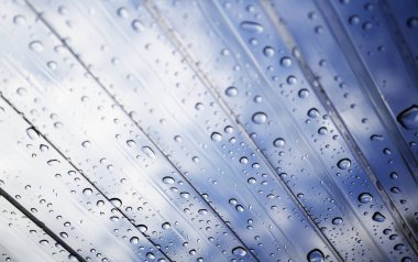 bulutlu şeffaf bir yüzeye düşer