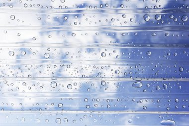 bulutlu şeffaf bir yüzeye düşer