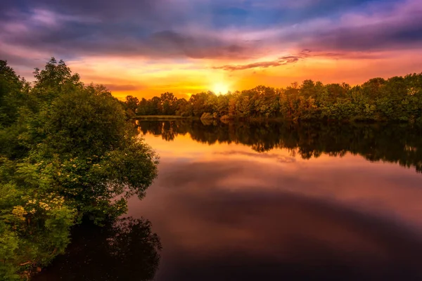 黒い森の湖の上の非常にカラフルな日の出 — ストック写真